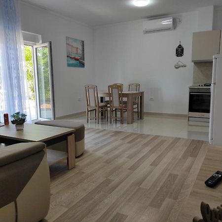 One Bedroom Apartment Gogo With Private Parking 네움 외부 사진