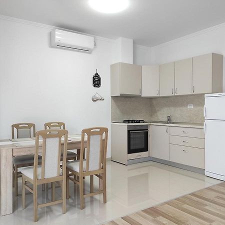 One Bedroom Apartment Gogo With Private Parking 네움 외부 사진