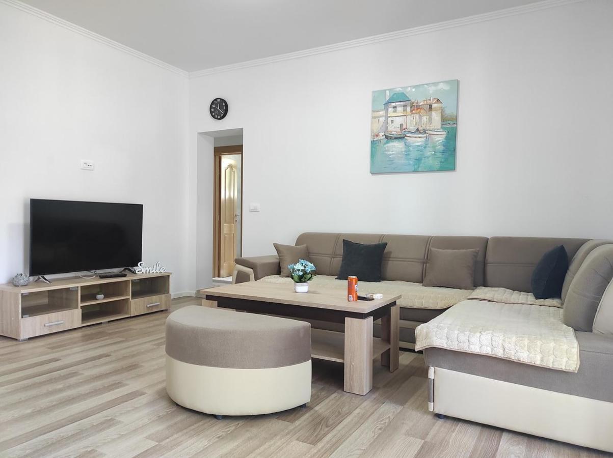 One Bedroom Apartment Gogo With Private Parking 네움 외부 사진